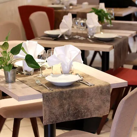 Logis Archambeau Hotel 3*